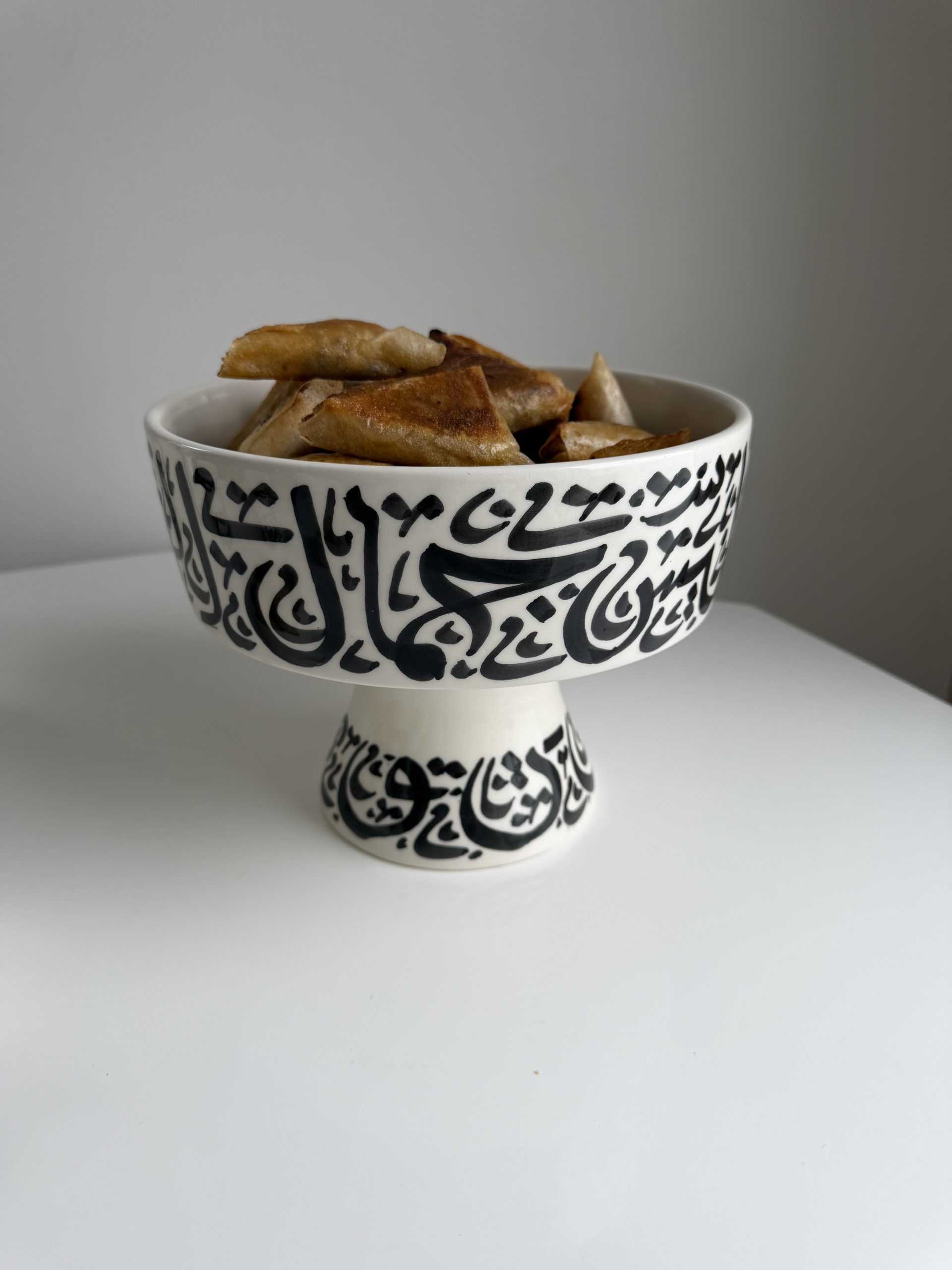 Coupelle de fruits artisanale avec calligraphie arabe